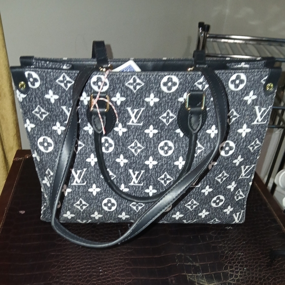 PURSE - Picture 1 of 2